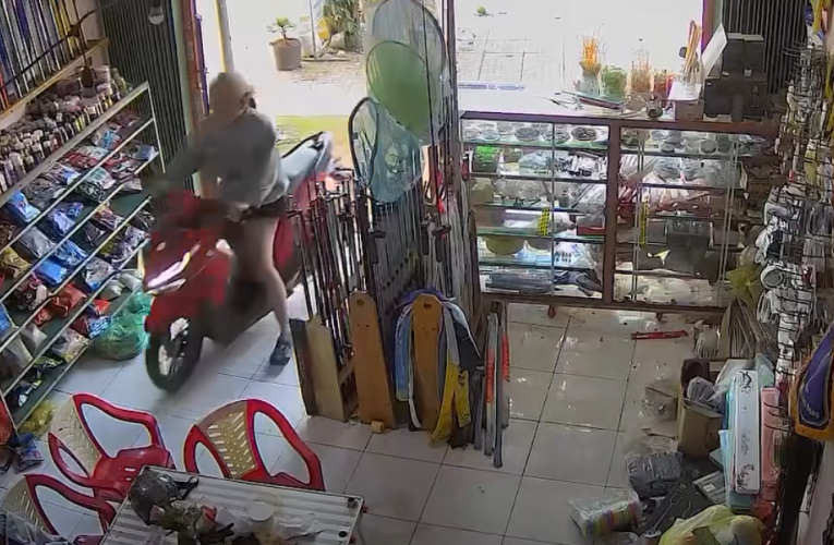 [VIDEO] Em gái chạy trốn CSGT phi xe vào nhà người lạ và cái kết…