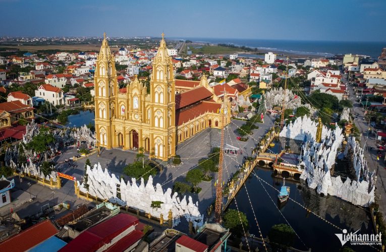 Người dân Ninh Bình tất bật làm hang đá khổng lồ từ hàng vạn vỏ bao