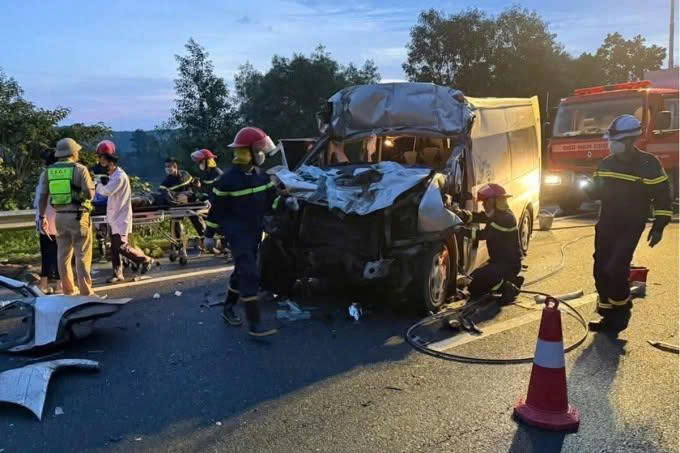 Ôtô chở đoàn đi đám cưới gặp nạn trên cao tốc, 4 tuvong
