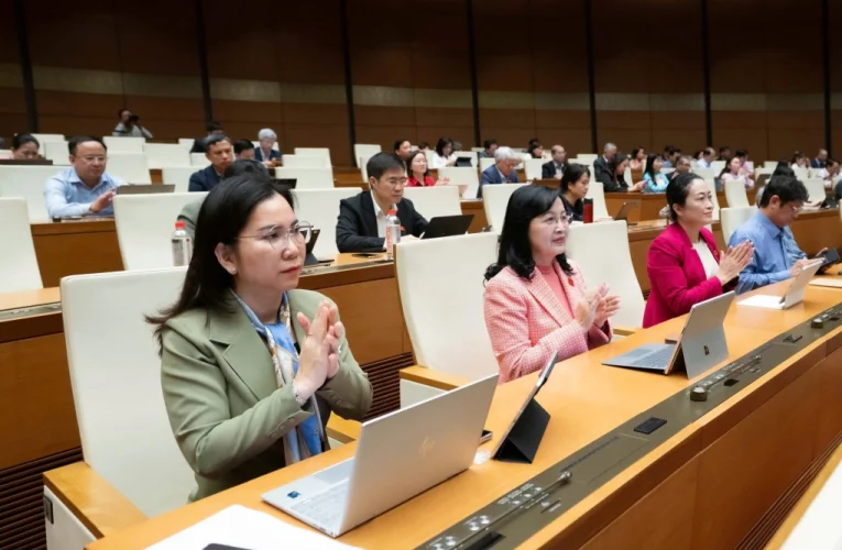 Chính thức: Quốc hội bỏ quy định taxi, xe vận tải phải lắp ghế an toàn trẻ em