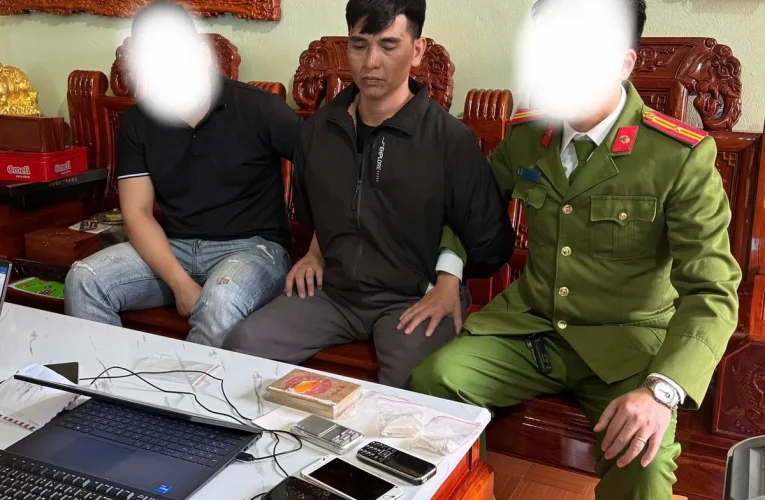 Triệt phá boong ke nuôi chó canh gác, lắp camera để bán ma túy ở Hưng Yên