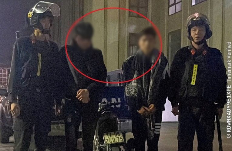 Bắt giữ 2 đối tượng ném vỏ chai vào lực lượng Công an