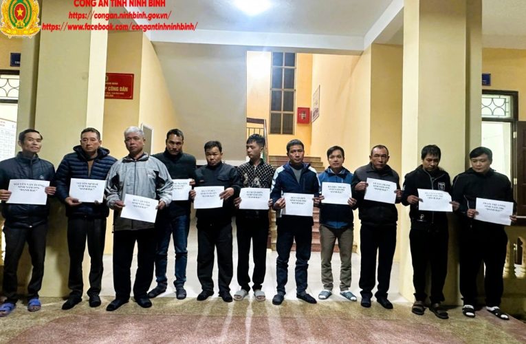Công an xã Nam Ninh, tỉnh Ninh Bình phát hiện, bắt quả tang 11 đối tượng