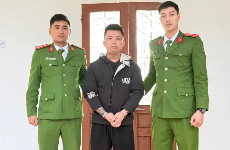 Khởi tố thanh niên say rượu vượt rào vào trụ sở công an xã hò hét