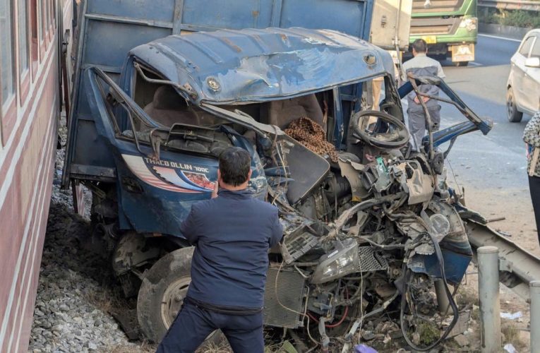 Hải Phòng: Tàu hỏa va chạm xe tải tại lối đi tự mở