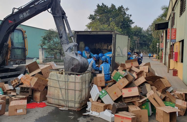 Hưng Yên: Tiêu hủy 2.280 chai rượu nhập lậu, xử phạt gần 100 triệu đồng