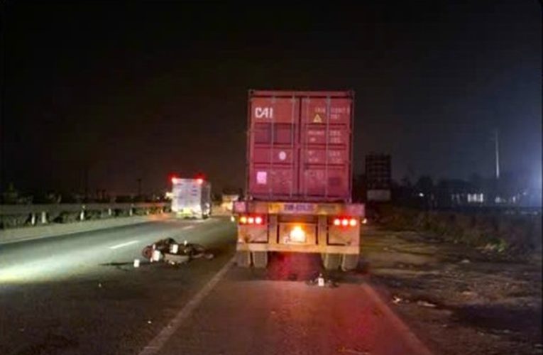 Hải Phòng: Đâm vào xe đầu kéo đang dừng, nam thanh niên đi xe mô tô tử vong