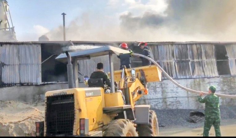 Hưng Yên: Cháy lớn thiêu trụi hoàn toàn kho xưởng rộng 700m2