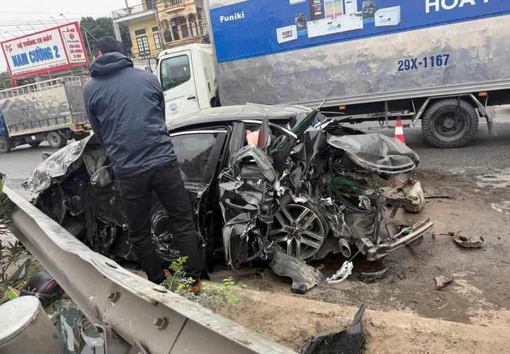 Hưng Yên: Hai người thoát ch*t trong ô tô bẹp dúm sau tai nạn trên Quốc lộ 5