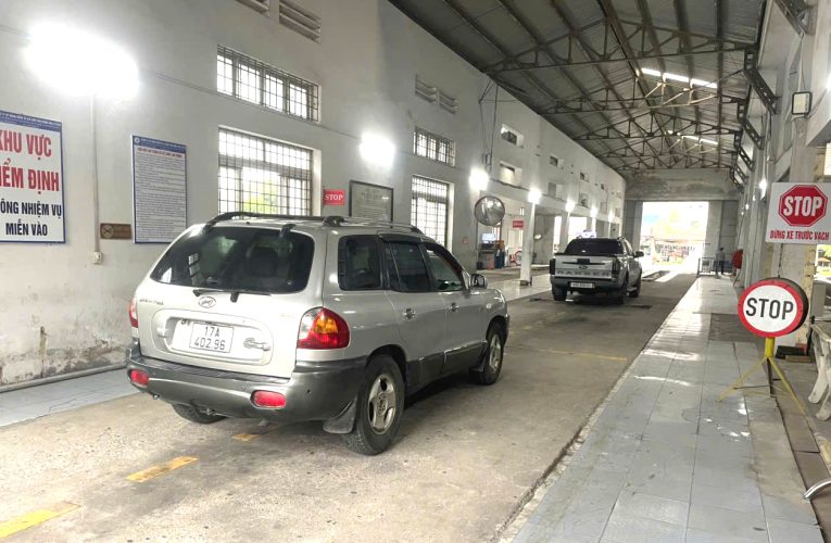 Trung tâm đăng kiểm đồng loạt dừng dán tem thu phí đường bộ