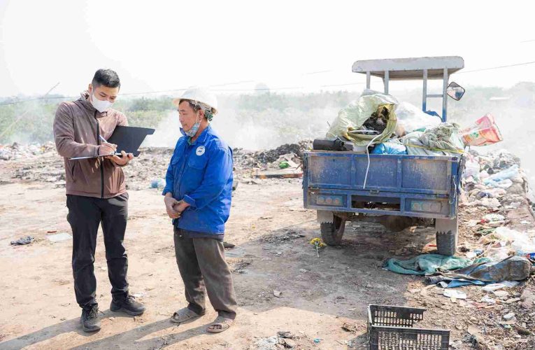 Đổ rác trái quy định, người đàn ông Hưng Yên bị bắt quả tang