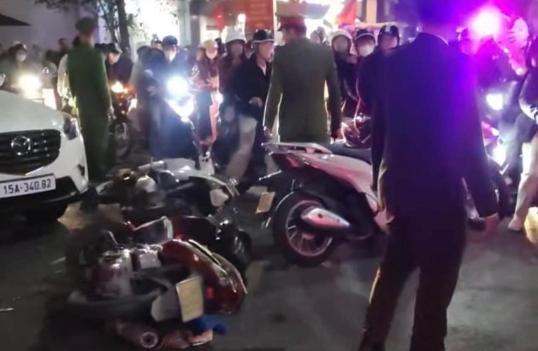 VIDEO: Xe đi-ên lao vào đoàn người đi xem pháo hoa