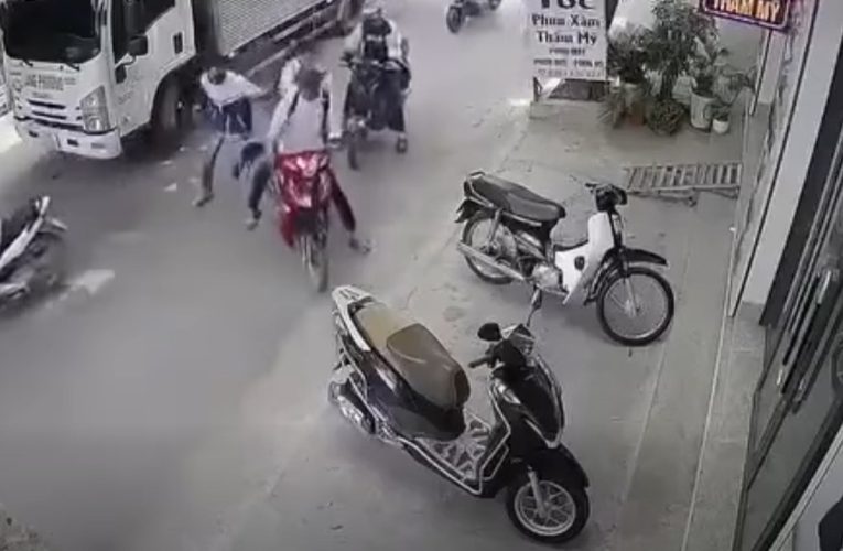 VIDEO: NAM SINH BỊ UÝNH HĐ NGAY TRÊN ĐƯỜNG ĐI HỌC VỀ