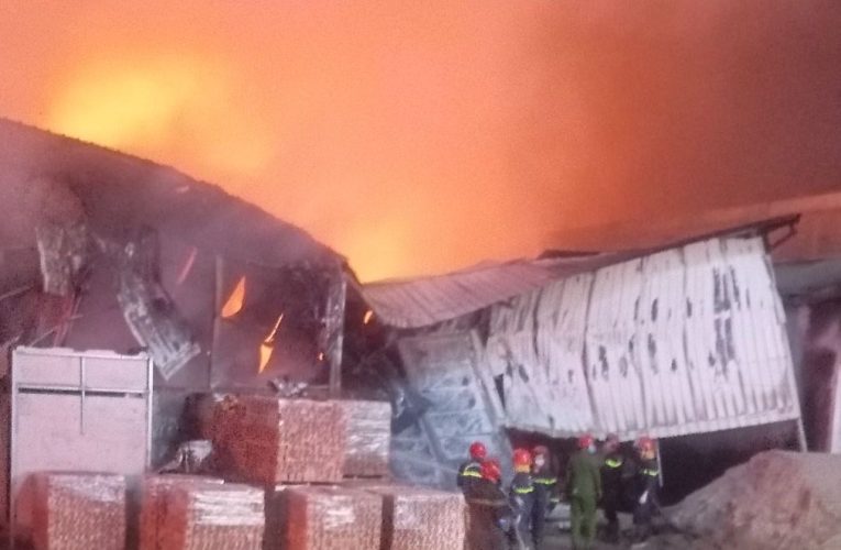 Cháy lớn tại khu xưởng gỗ sản xuất pallet ở Hưng Yên trong đêm