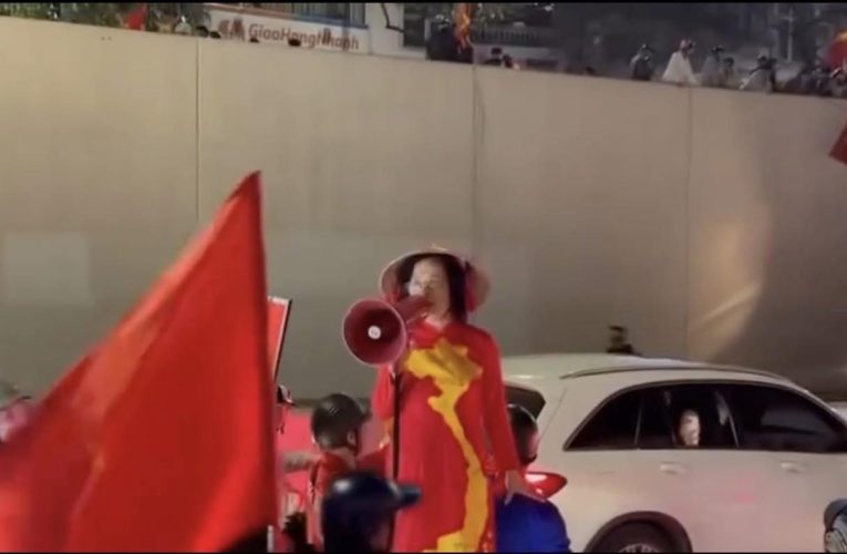 VIDEO NGƯỜI PHỤ NỮ CẦM LOA, HÔ HÀO MỌI NGƯỜI ĐUA XE