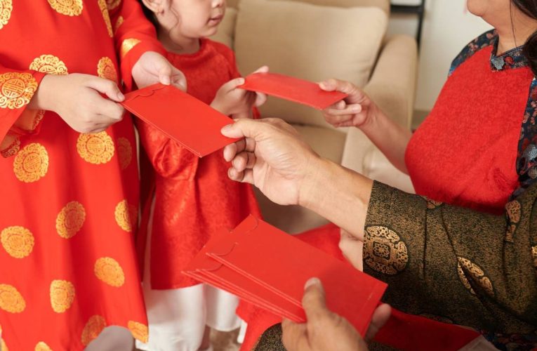 Cha mẹ lấy tiền lì xì của con có thể bị phạt tới 30 triệu đồng