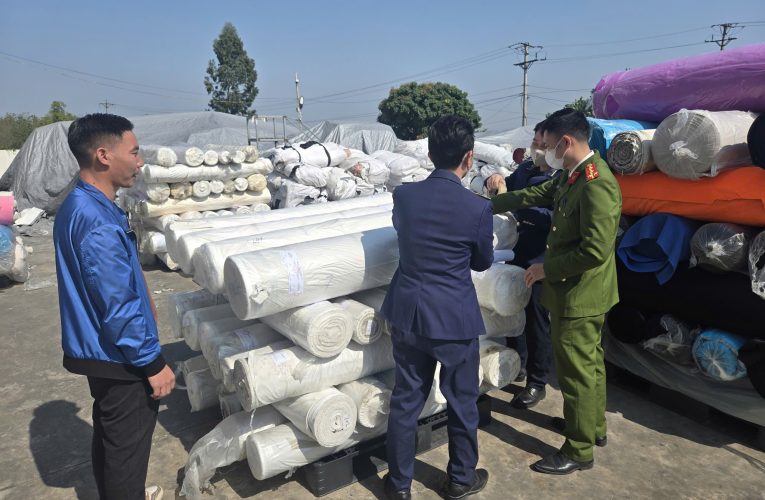 Phát hiện một công ty tại Phường Đông A kinh doanh hơn 400 cuộn vải không có nguồn gốc