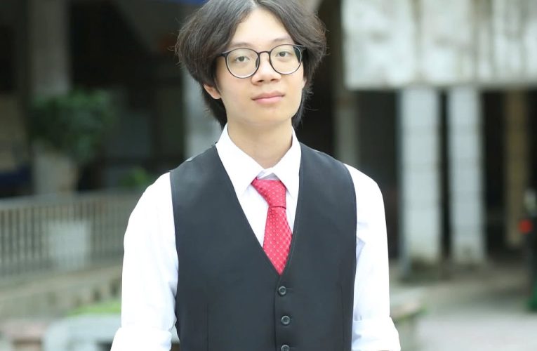 Đỗ thủ khoa tiếng Anh toàn quốc nhờ viết hơn 200 bài luận