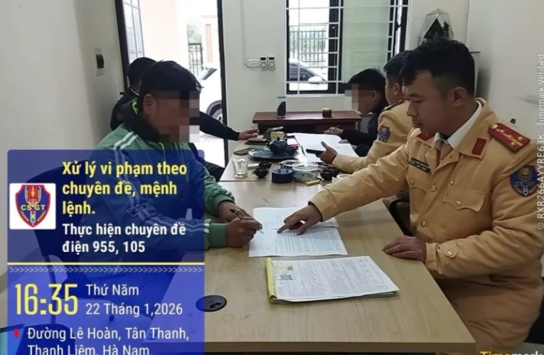 [VIDEO] Vượt đèn đỏ trên Quốc lộ 21B, tài xế xe bán tải bị xử phạt 19 triệu đồng và trừ 4 điểm giấy phép lái xe