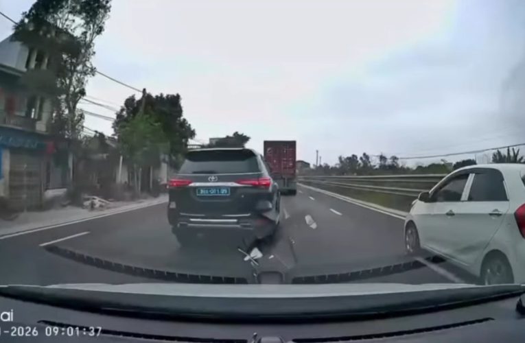 [VIDEO] Xử phạt Tài xế xe biển xanh 5 triệu đồng vượt sai quy định trên QL10 được người dân phản ánh