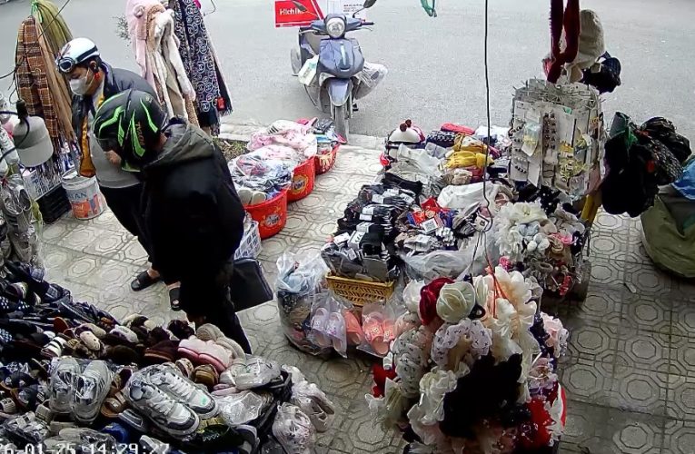 [VIDEO] Cảnh giác Hai đối tượng đi xe máy “đào lửa” bằng cách mua hàng bằng bill chuyển khoản giả