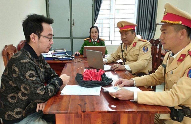 Đội Cảnh sát giao thông đường bộ số 2, Phòng Cảnh sát giao thông Công an tỉnh kiểm tra, phát hiện hành khách vận chuyển pháo nổ trái phép