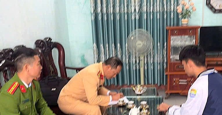 Công an Ninh Bình xử lý học sinh chở 3 không đội mũ bảo hiểm qua phản ánh VNeTraffic