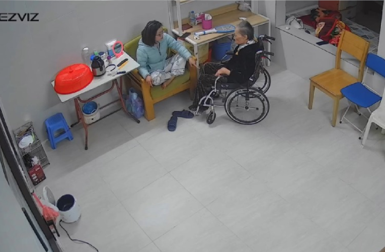 [VIDEO] Người phụ nữ được thuê chăm cụ bà 90 tuổi nhưng gia chủ tá hỏa khi check cam