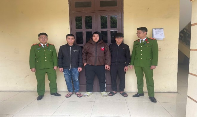 3 thanh niên mang 3,1kg pháo n-ổ trong bao tải dứa ở Hưng Yên