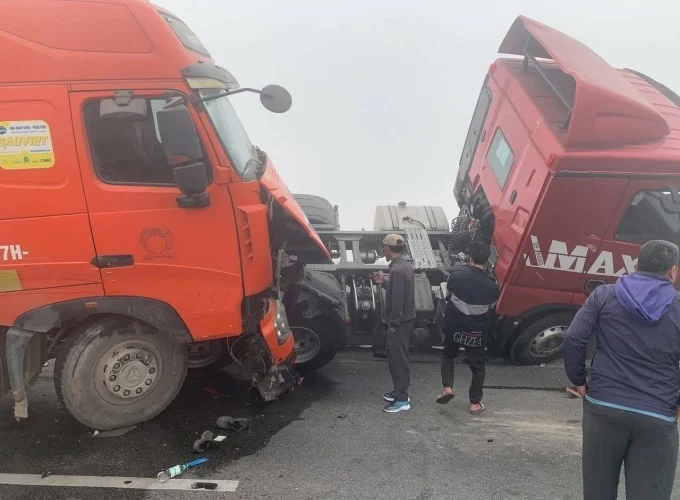 Ba ôtô tông nhau trên cao tốc Bắc Nam, 4 người tuvong