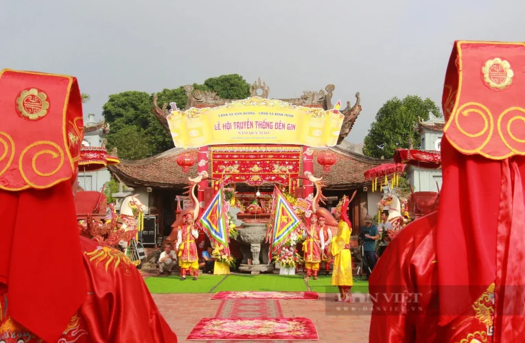 Lễ hội đền Gin ở Nam Định, người dân dâng cúng đức thánh cá trắm đen to, có con nặng tới 15kg