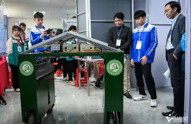 2 nam sinh Ninh Bình gây bất ngờ khi chế tạo robot hình người, cử động tay linh hoạt