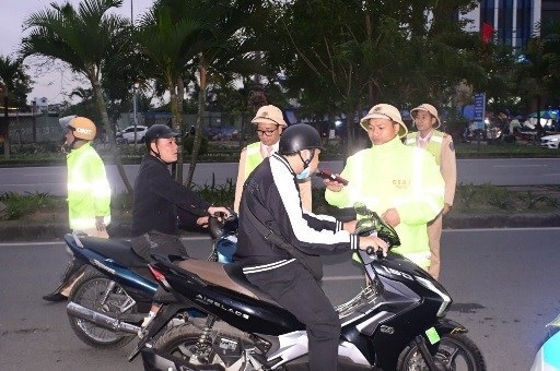 CSGT Hải Phòng hóa trang, kiểm soát điểm nóng nồng độ cồn dịp nghỉ Tết