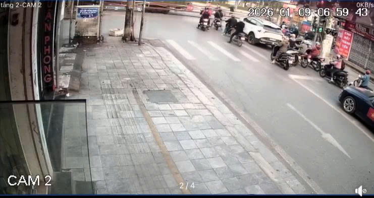 VIDEO XE Ô TÔ ỦI XE MÁY Ở PHỦ LÝ