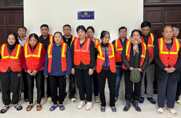 Đột kích sới bạc trên sông Hồng: Công an bắt gọn 14 đối tượng