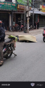 Ảnh ko che: Cần tìm người thân cho nạn nhân TNGT biển số 17 Thái Bình đã đắp chiếu