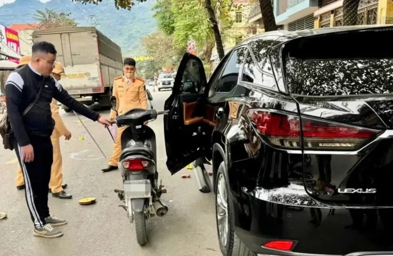 Khởi tố tài xế Lexus mở cửa xe gây tai nạn, khiến cháu bé 5 tuổi tử vong