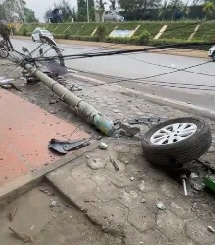 VIDEO: Hiện trường xe ô tô con làm đổ cột điện tại Ngô Đồng – Giao Thủy