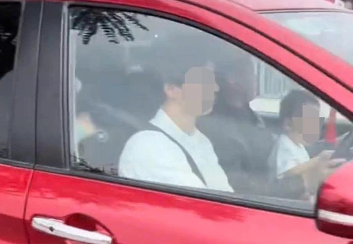 Xác minh clip người đàn ông vừa lái ô tô vừa ôm trẻ nhỏ trong lòng