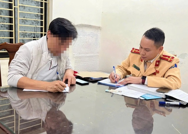 Tiết lộ danh tính tài xế để trẻ em ngồi trước vô lăng lưu thông trên đường Hà Nội