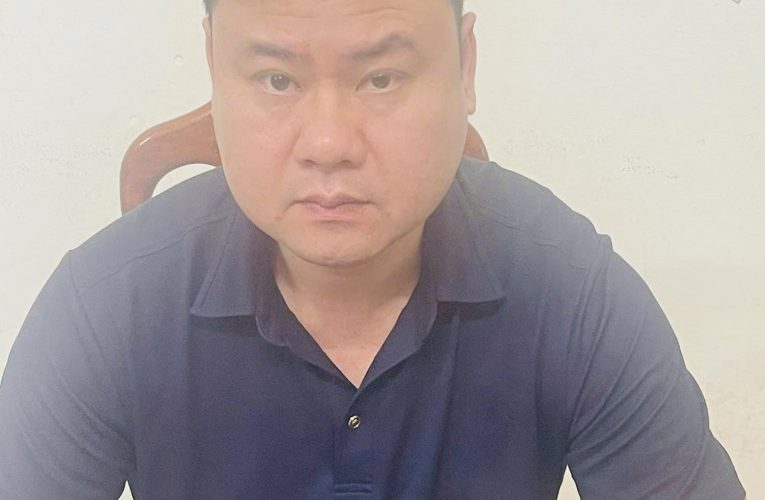 Khởi tố đối tượng đỗ xe ‘khoá đầu khoá đuôi’, khoe nhà có nhiều xe ô tô, thách thức phạt 100 cũng được