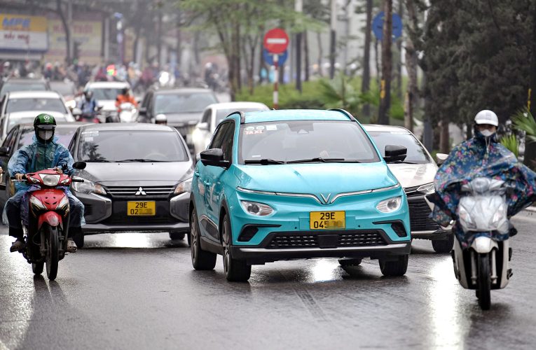 Toàn bộ taxi chạy xăng, dầu ở Hà Nội phải chuyển sang sử dụng xe điện vào năm 2030