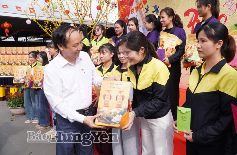 Một công ty may thưởng Tết 3 tháng lương cho 16.000 lao động, phải tạm ngừng sản xuất vì công nhân quá phấn khích