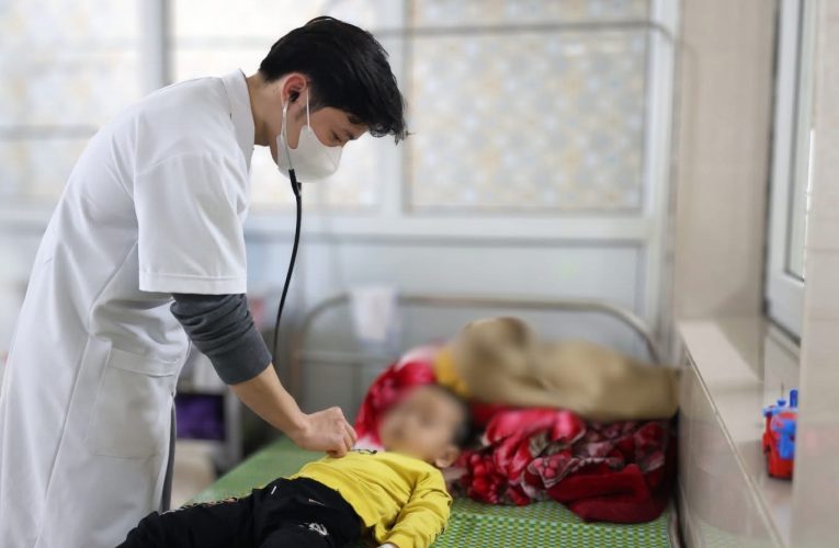 Phụ huynh dọn nhà đón Tết, bé 3 tuổi uống nhầm chai axit