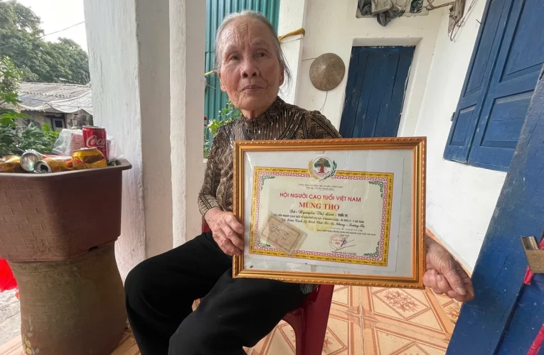 Cụ bà 80 tuổi không được nhận Giấy Mừng thọ, gia đình nghi do mâu thuẫn cá nhân