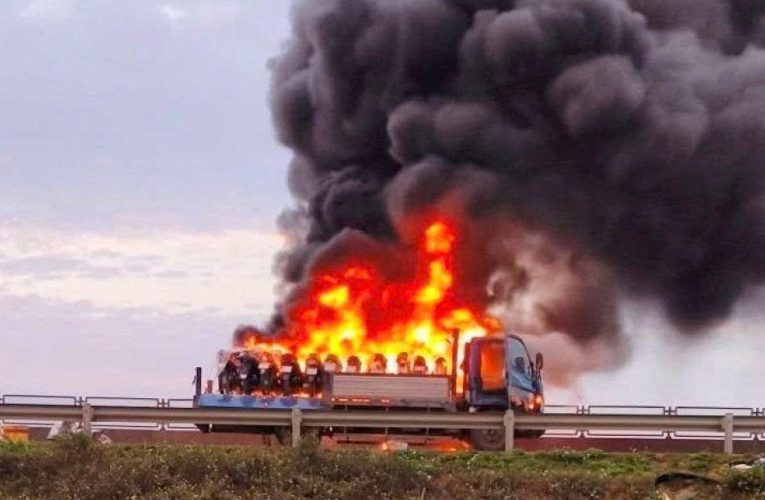 Vụ tài xế bật khóc vì ô tô chở nhiều xe máy bốc cháy: ‘Tiền đền bù là gánh nặng lớn’