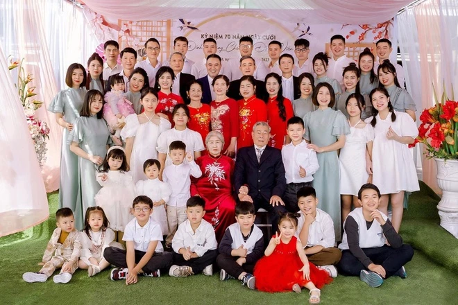 Bà ngoại hơn 80 tuổi lì xì mỗi cháu 1 chỉ vàng gây sốt