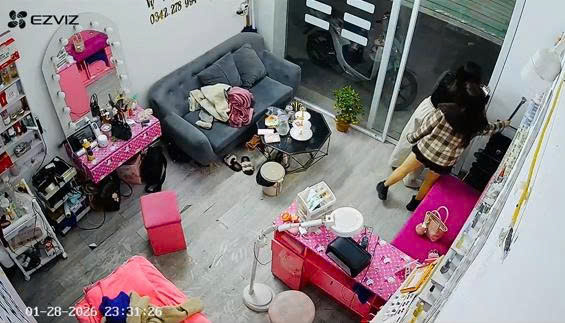 [VIDEO] Cô gái hoảng hốt khi thấy người đàn ông mang “họa mi” hót trước cửa