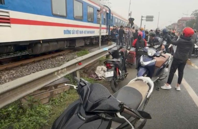 [VIDEO] Cam hành trình vụ va chạm đường tàu tại cổng làng Đồng Văn