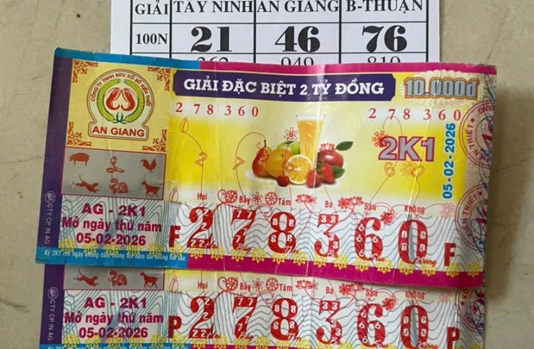 Một người thợ hồ quê Hưng Yên sau khi phát hiện trúng giải độc đắc đã cùng người thân thuê ô tô xuyên đêm vào TP.HCM để đổi thưởng.